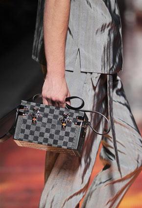 Louis Vuitton تكشف عن مجموعة ربيع صيف 2013 في دبي